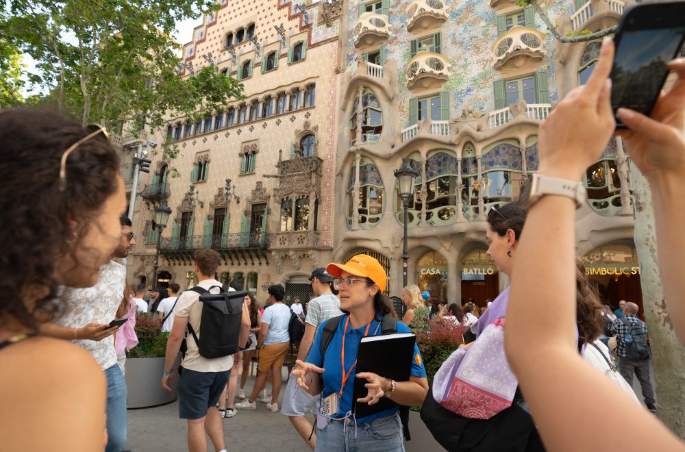 Guide with guests during Barcelona Architecture tour