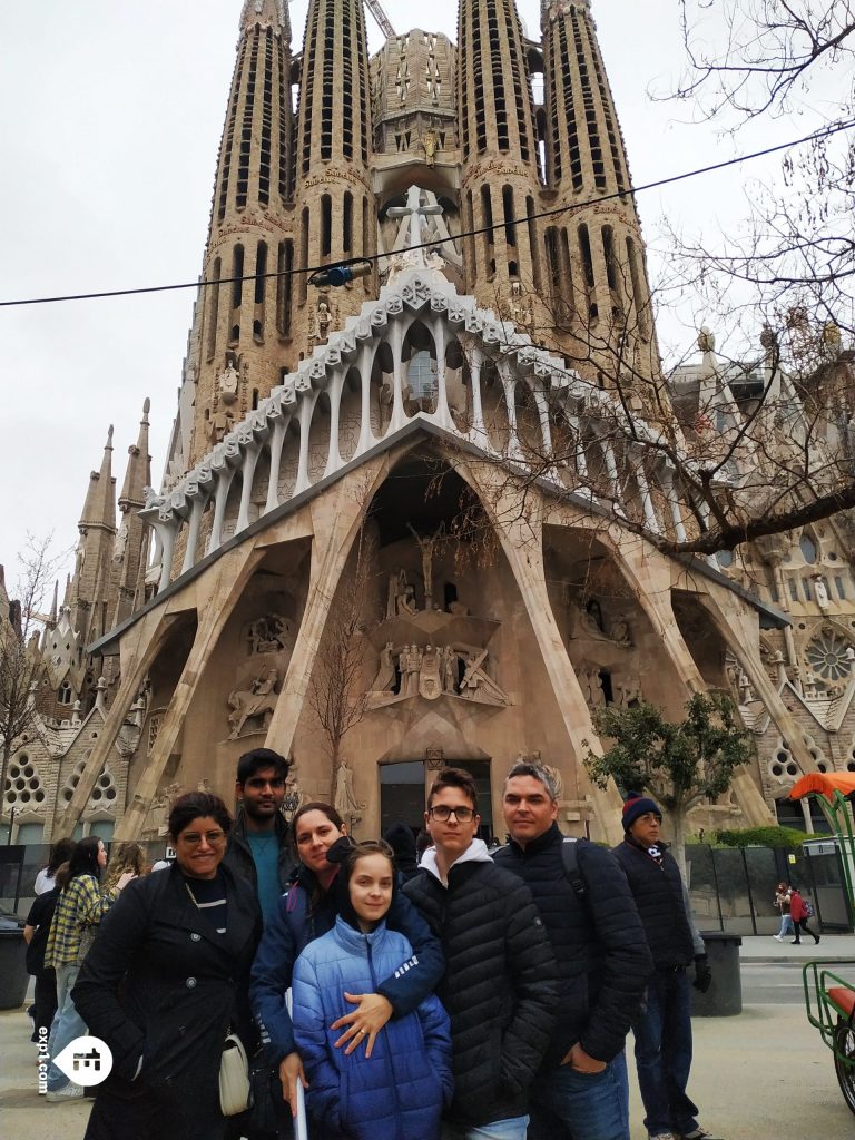 Group photo Barcelona Architecture Walking Tour on 15 March 2022 with Marta