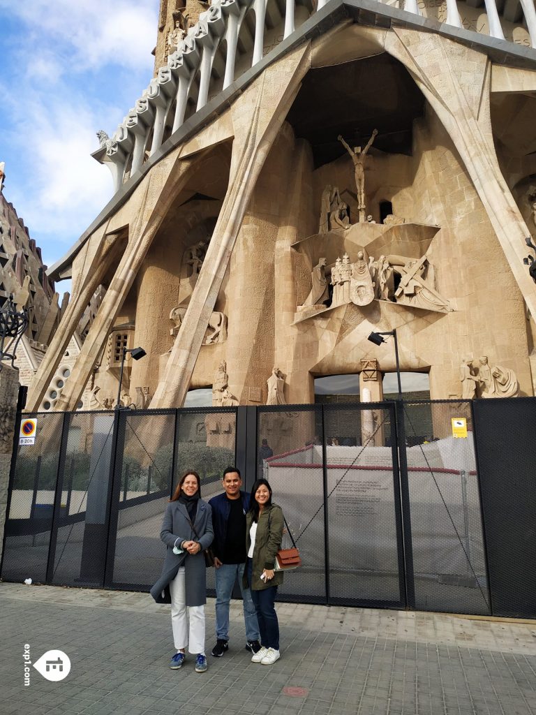 Group photo Barcelona Architecture Walking Tour on 23 March 2022 with Marta