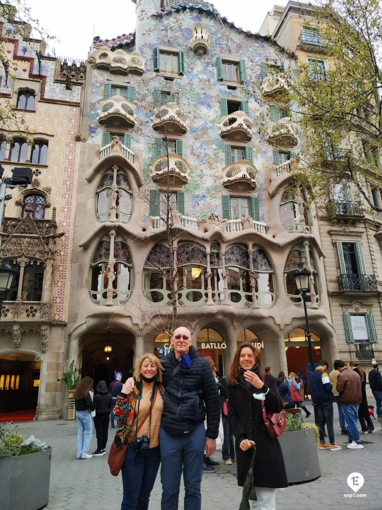 Group photo Barcelona Architecture Walking Tour on 29 March 2022 with Marta