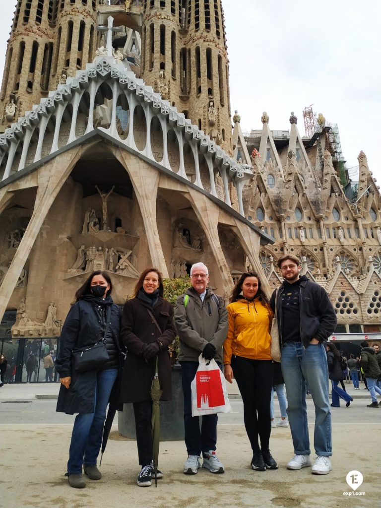 Group photo Barcelona Architecture Walking Tour on 26 April 2022 with Marta