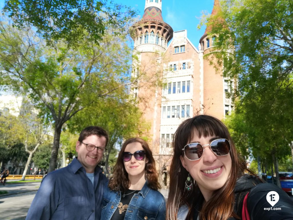 Group photo Barcelona Architecture Walking Tour on 6 April 2022 with Cristina