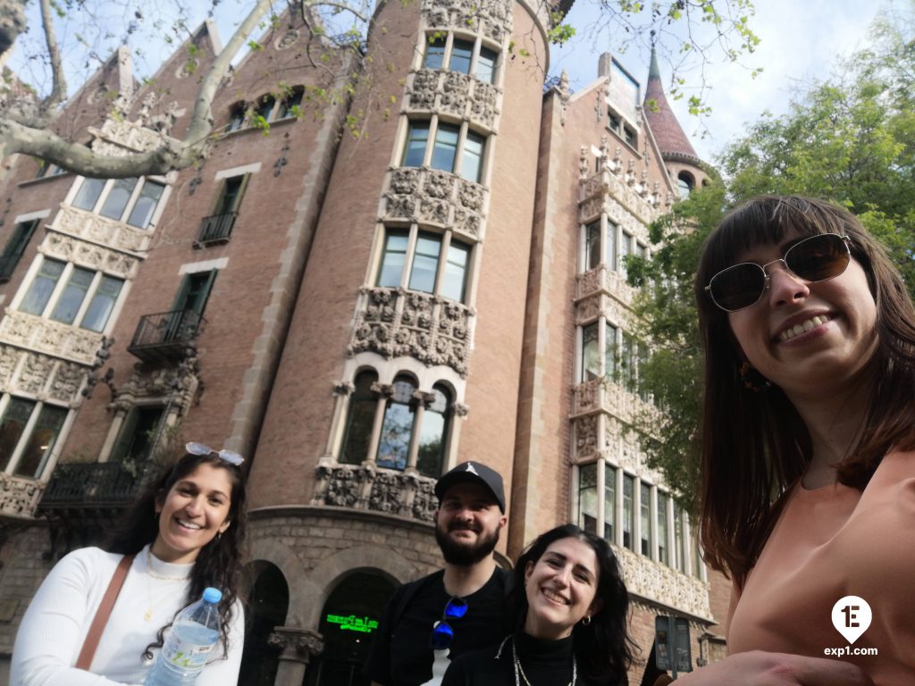 Group photo Barcelona Architecture Walking Tour on 8 April 2022 with Cristina