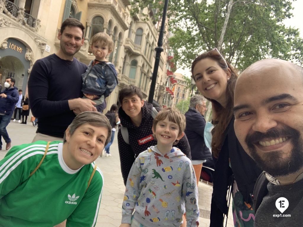 Group photo Barcelona Architecture Walking Tour on 22 April 2022 with Alberto