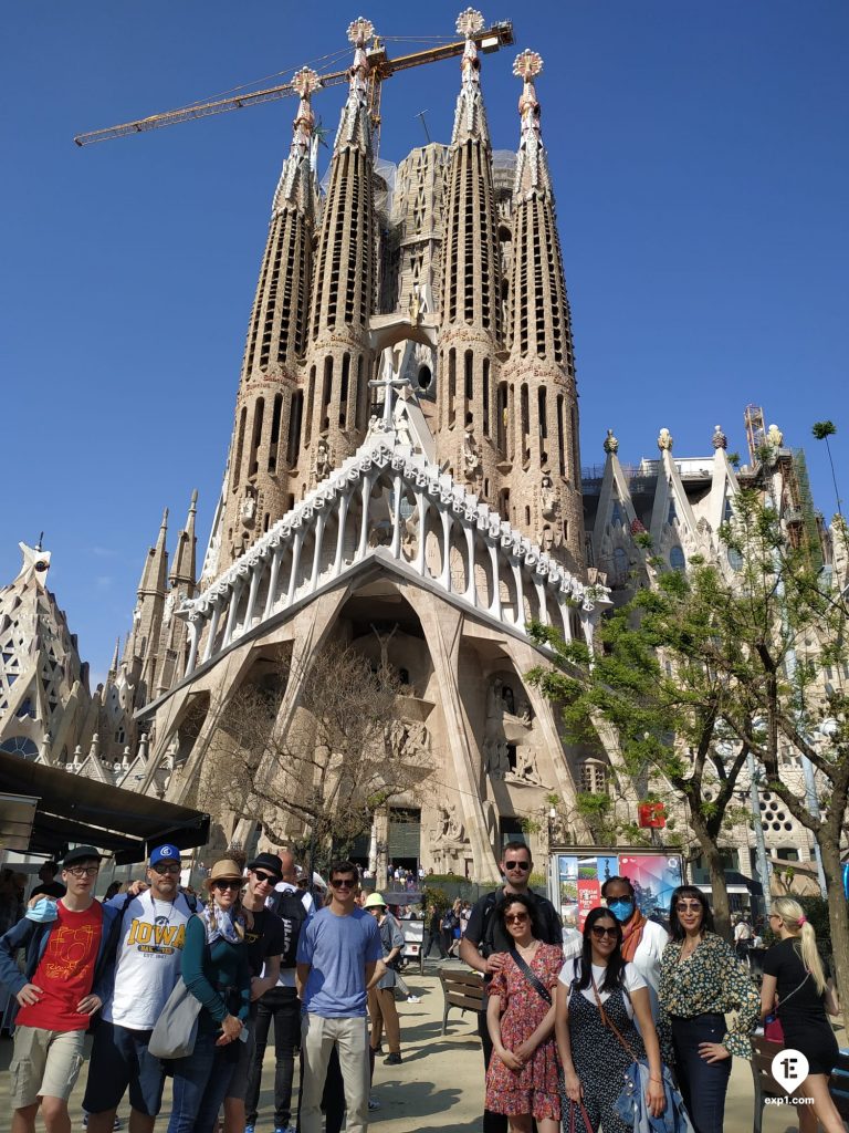 Group photo Barcelona Architecture Walking Tour on 29 March 2022 with Marta