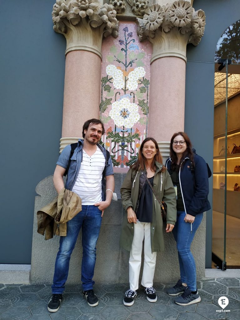 Group photo Barcelona Architecture Walking Tour on 3 May 2022 with Marta