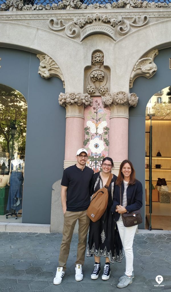 Group photo Barcelona Architecture Walking Tour on 7 May 2022 with Marta