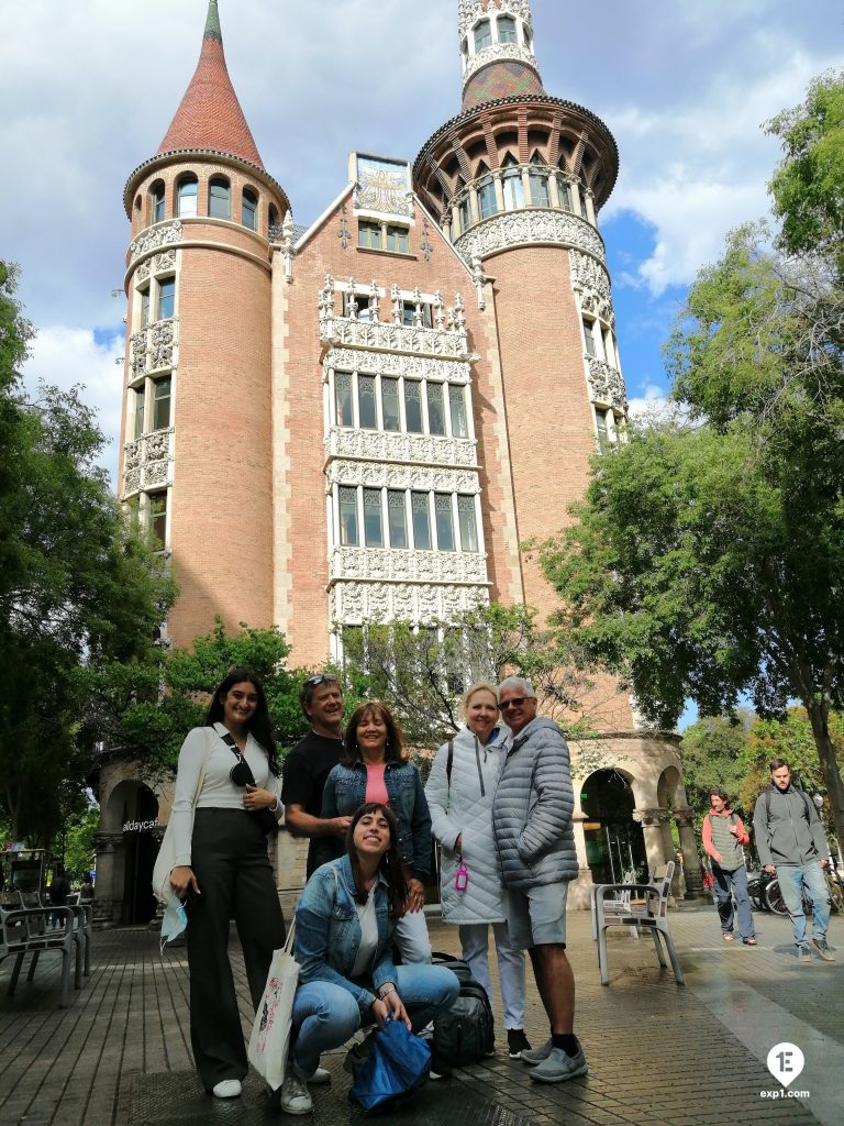 Group photo Barcelona Architecture Walking Tour on 5 May 2022 with Cristina