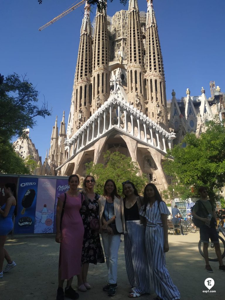 Group photo Barcelona Architecture Walking Tour on 26 May 2022 with Marta