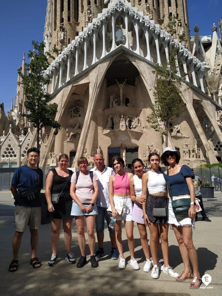 Group photo Barcelona Architecture Walking Tour on 22 June 2022 with Marta