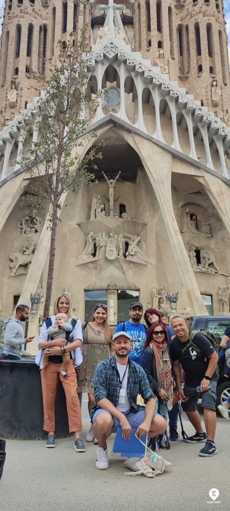 Group photo Barcelona Architecture Walking Tour on 29 September 2022 with Victor