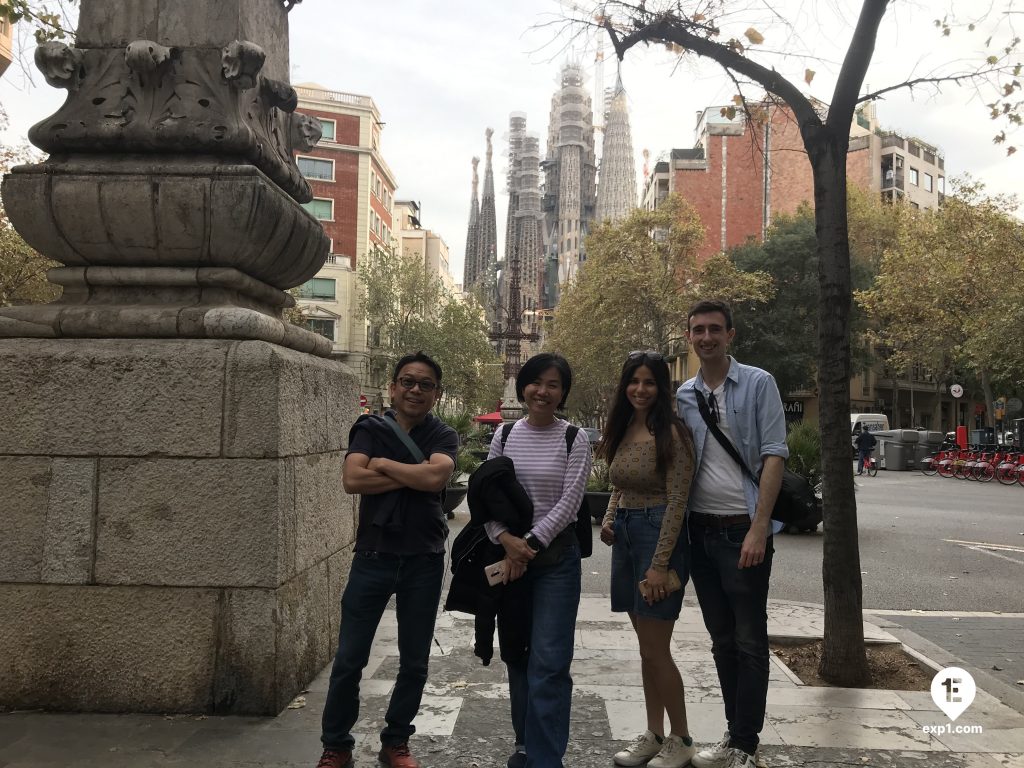 Group photo Barcelona Architecture Walking Tour on 14 November 2022 with Carlos