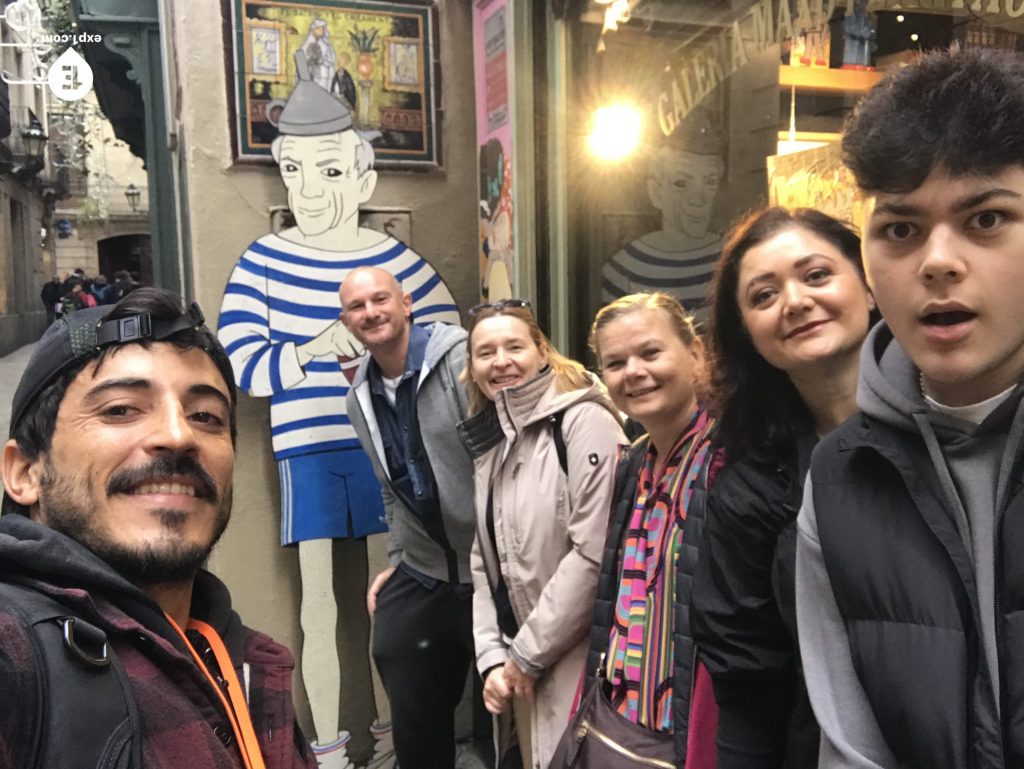 Group photo Barcelona Architecture Walking Tour on 26 November 2022 with Carlos