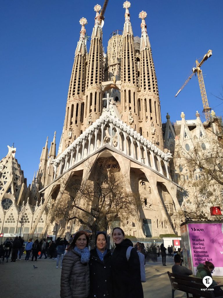 Group photo Barcelona Architecture Walking Tour on 5 March 2023 with Marta