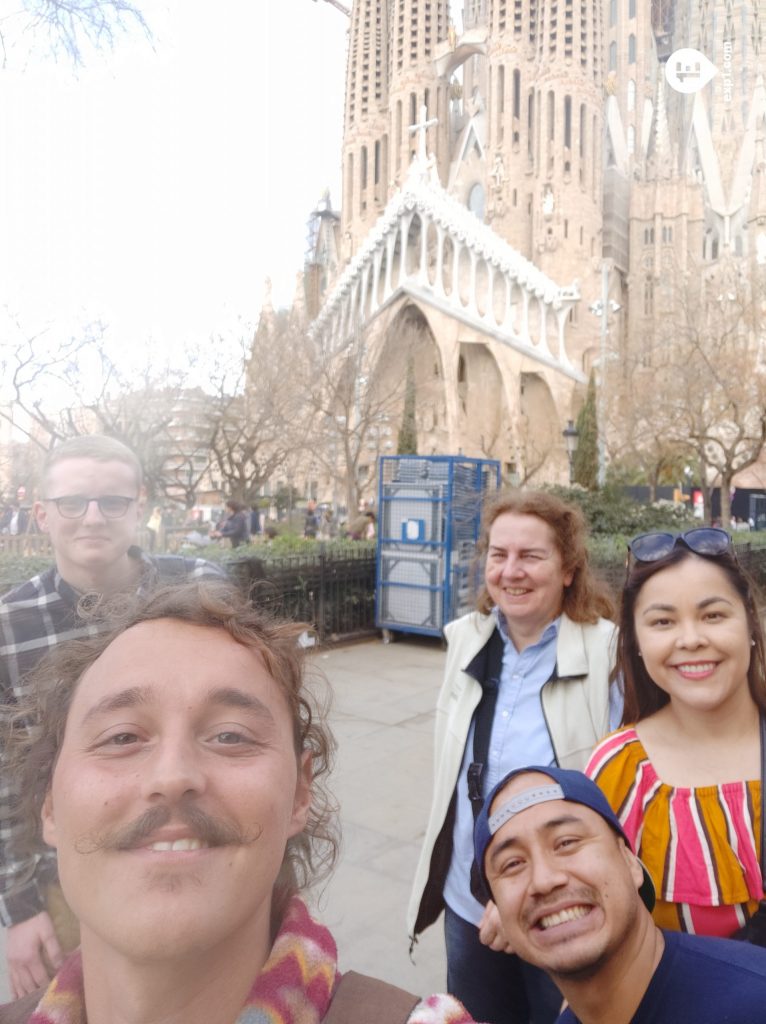 Group photo Barcelona Architecture Walking Tour on 20 March 2023 with Thomas