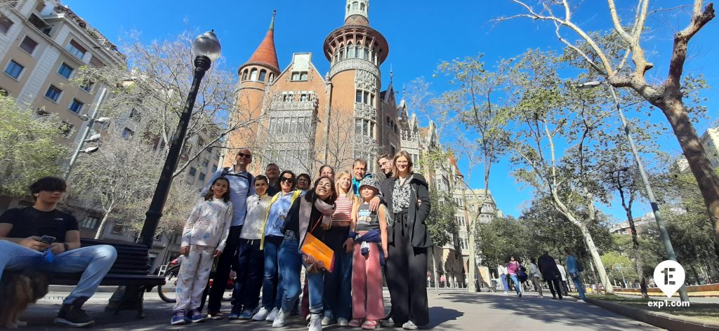 Group photo Barcelona Architecture Walking Tour on 6 April 2023 with Valentina