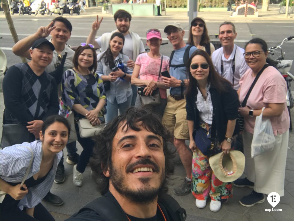 Group photo Barcelona Architecture Walking Tour on 27 April 2023 with Carlos