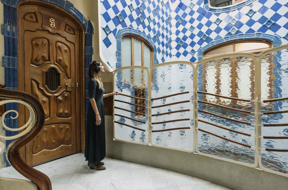 Women listening to audio guide in Casa Batlló