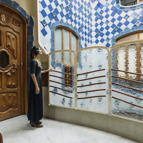 Women listening to audio guide in Casa Batlló