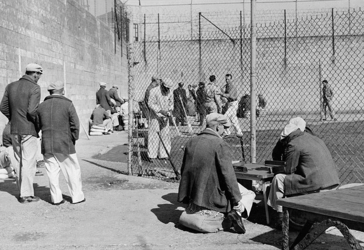 Vintage prison. Аль Капоне в тюрьме. Побег из тюрьмы «Алькатрас». Американская тюрьма Alcatraz. Тюрьма Алькатрас заключенные.