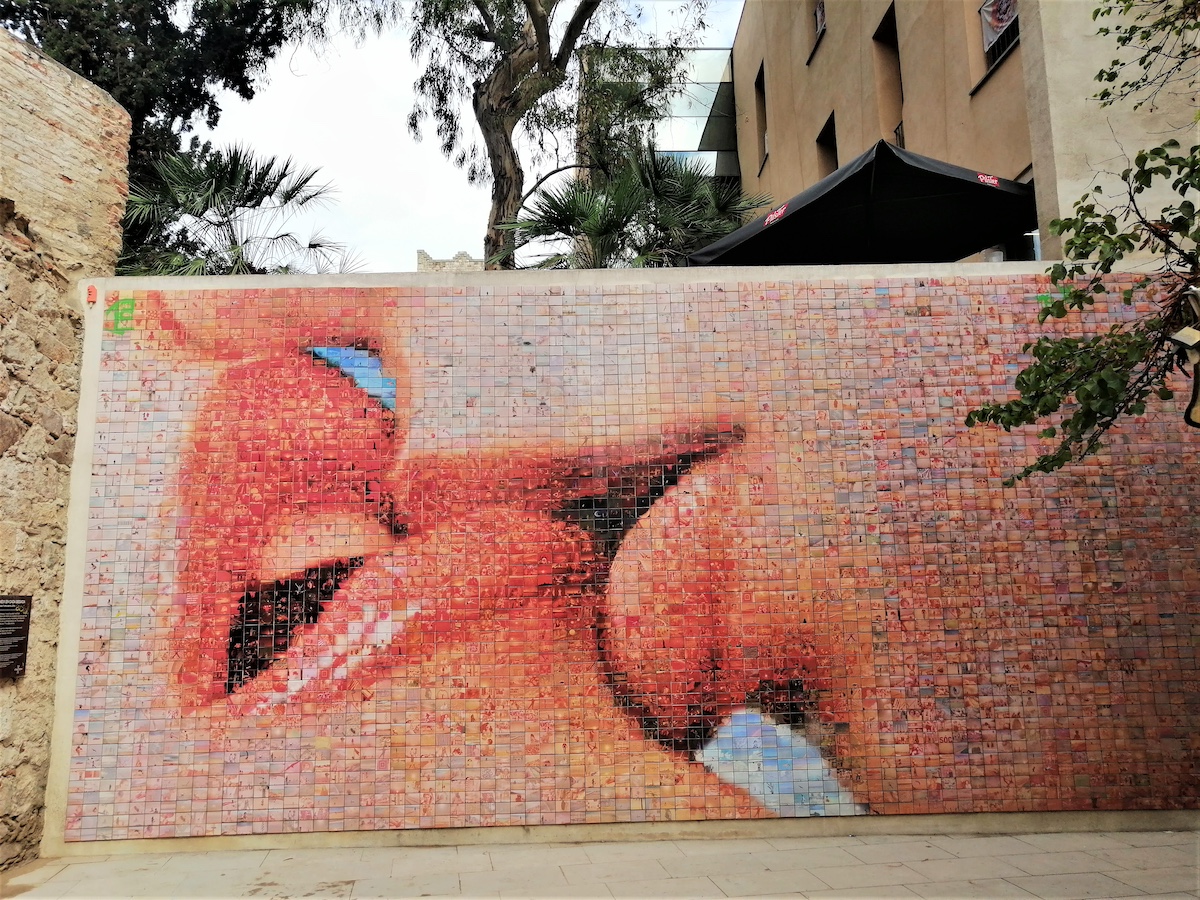 the kiss mural on the Barcelona traditions walking tour