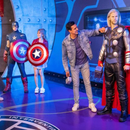 Guests-taking-images-with-Marvel-Superheroes-in-Madame-Tussauds-1000×660