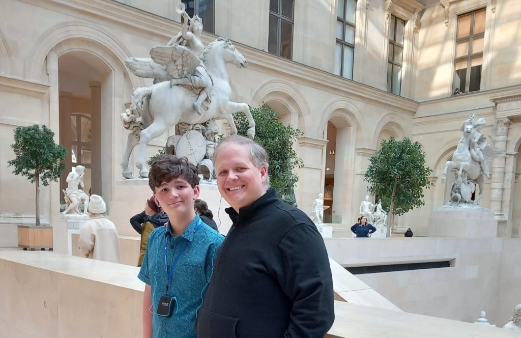 Two guests on the Ultimate Louvre tour in Paris