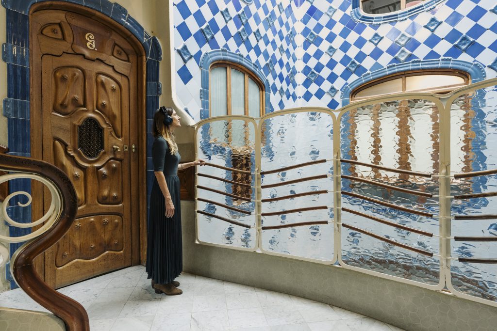 Women listening to audio guide in Casa Batlló