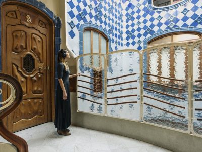 Women listening to audio guide in Casa Batlló