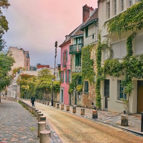 Twilight-view-of-street-in-Montmartre-Paris-1000×660