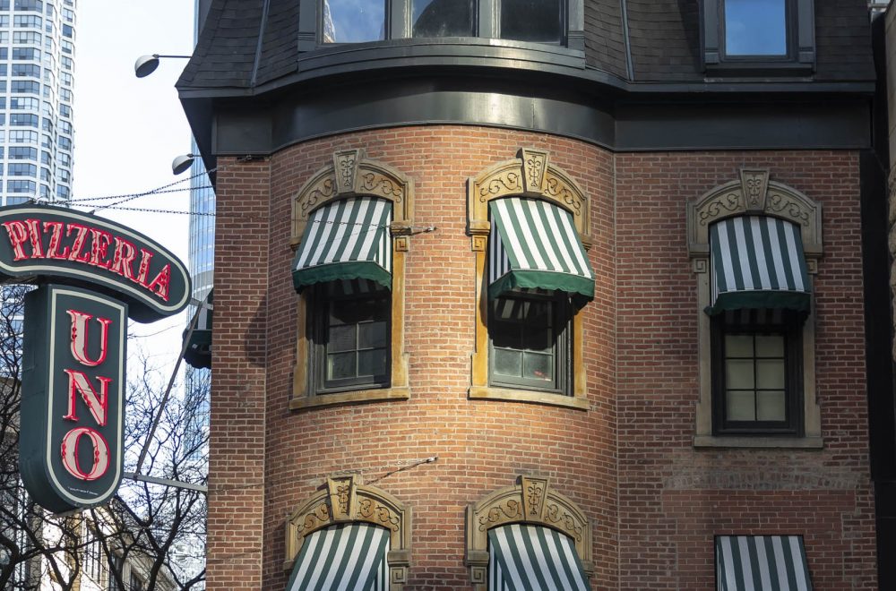 Street view of Pizzeria Uno during Chicago Food and Culture Tour