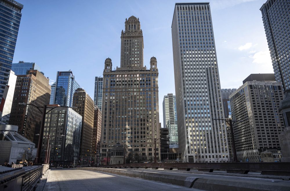 Street view of skyscrapers in Chicago city centre