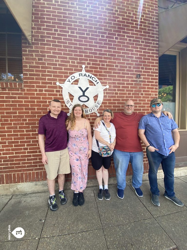 Group photo Dallas Food and Culture Tour on 11 April 2023 with McKenzie