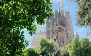 Sagrada-Familia-exterior-with-greenery-e1629038398645-1536×944-1-300×184