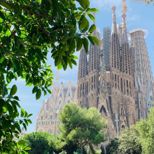 Sagrada-Familia-exterior-with-greenery-e1629038398645-1536×944