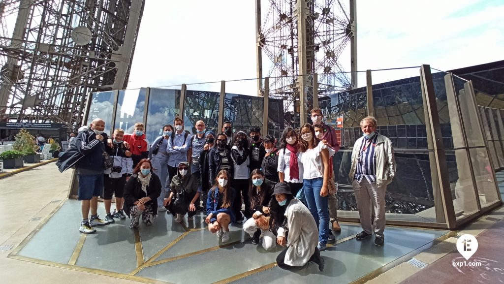 Group photo Eiffel Tower Tour on 9 August 2021 with Amber