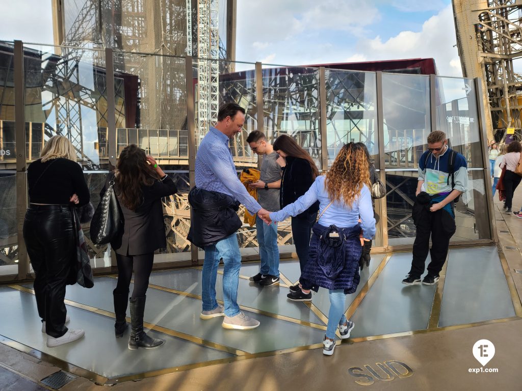 Group photo Eiffel Tower Tour on 15 October 2021 with Hafid