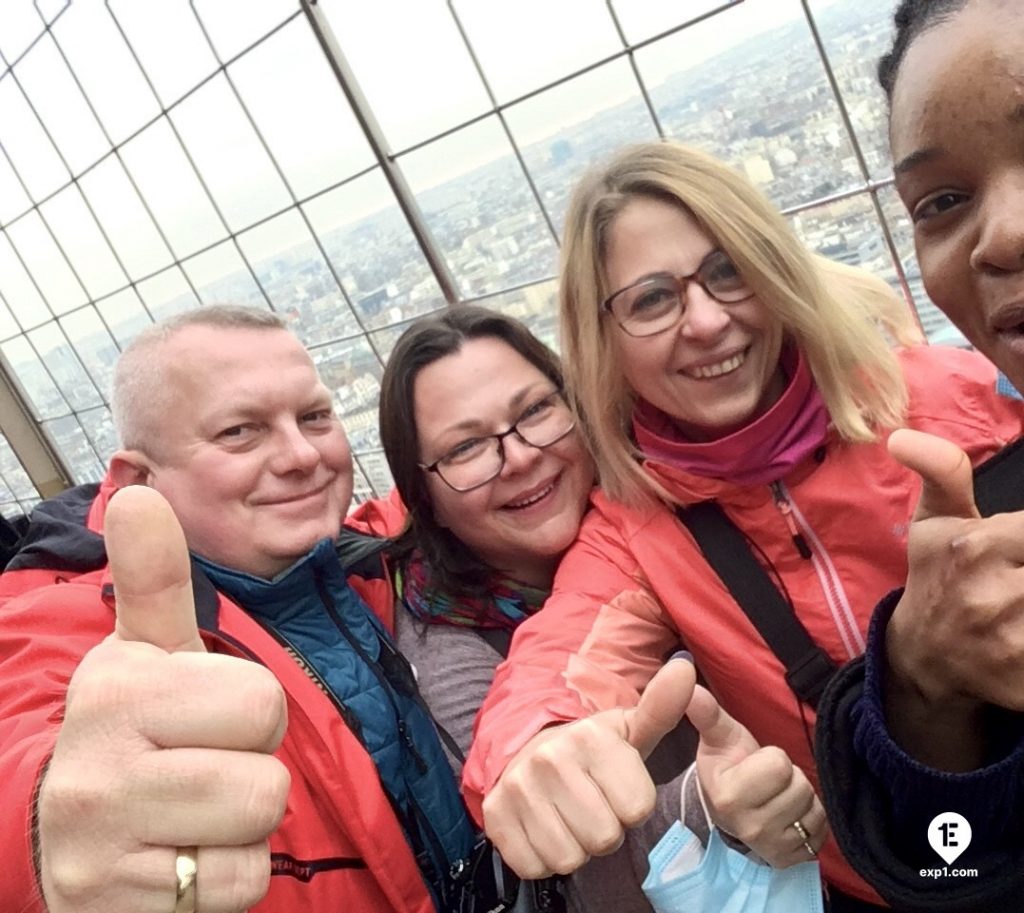 Group photo Eiffel Tower Tour on 19 November 2021 with Melina