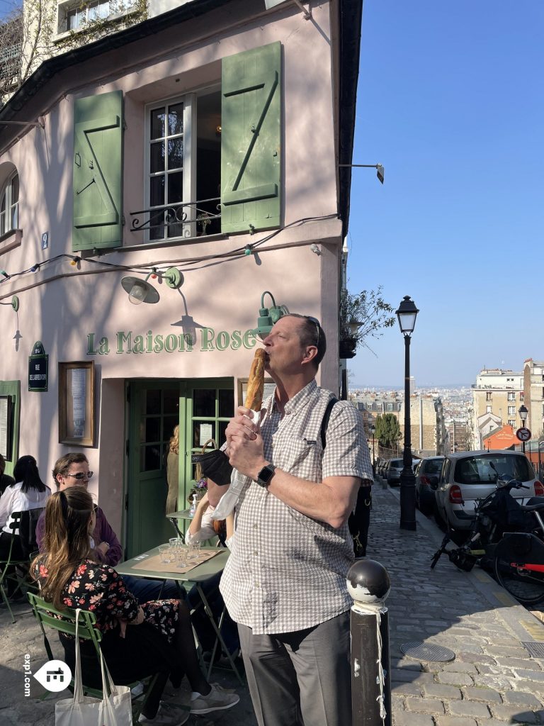 Group photo Montmartre Walking Tour on 26 March 2022 with Amira