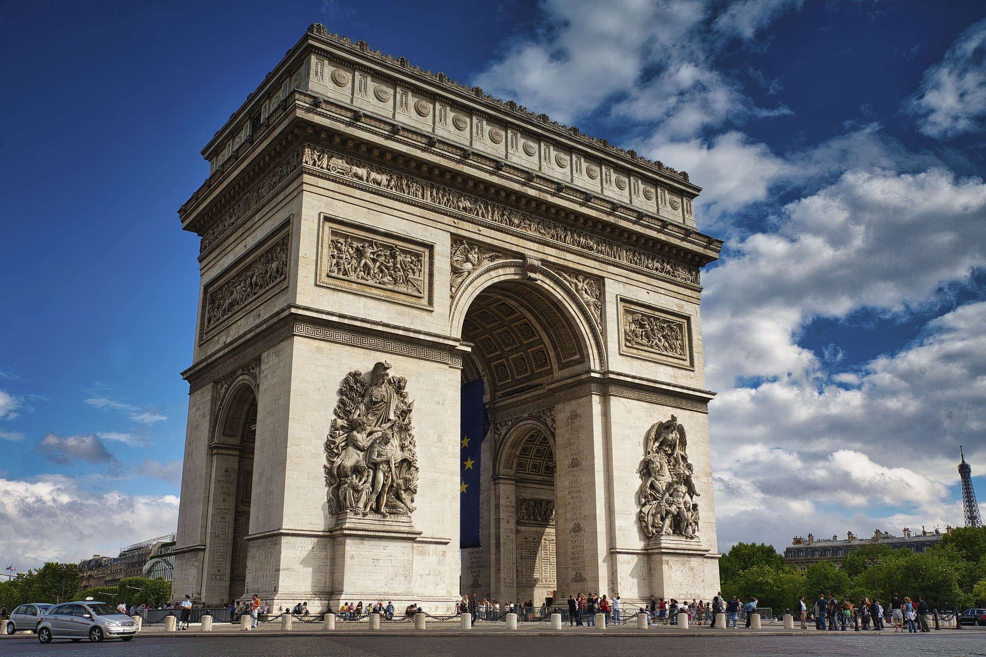 The Champs-Élysées and the Arc de Triomphe, Arc de Triomphe Paris, Tourism information and hotels nearby