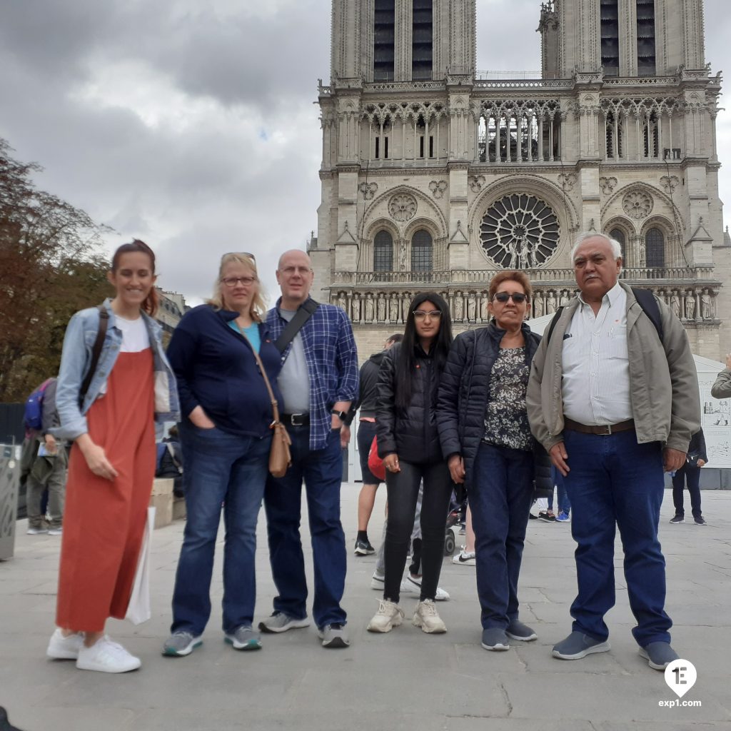 Group photo Notre Dame Outdoor Walking Tour With Crypt on 9 September 2022 with Monika