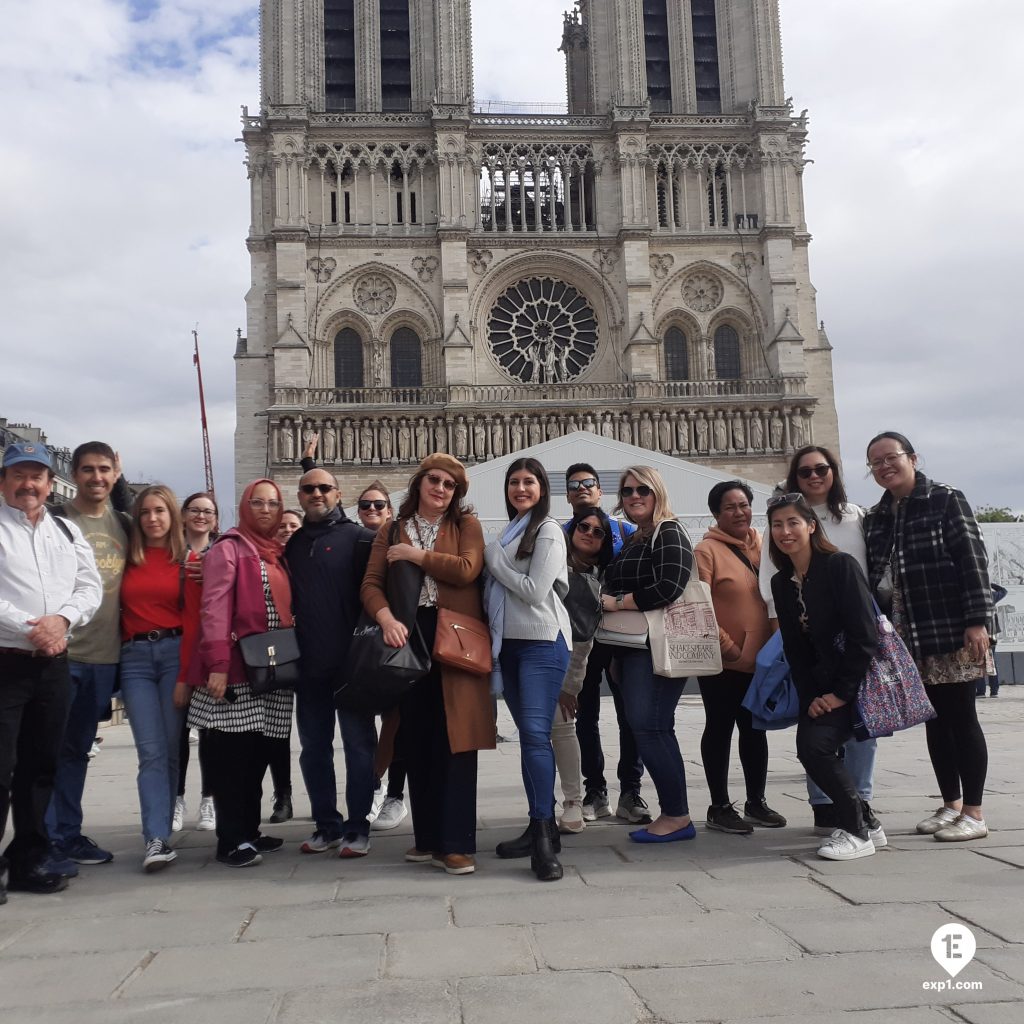 Group photo Notre Dame Outdoor Walking Tour With Crypt on 1 October 2022 with Monika