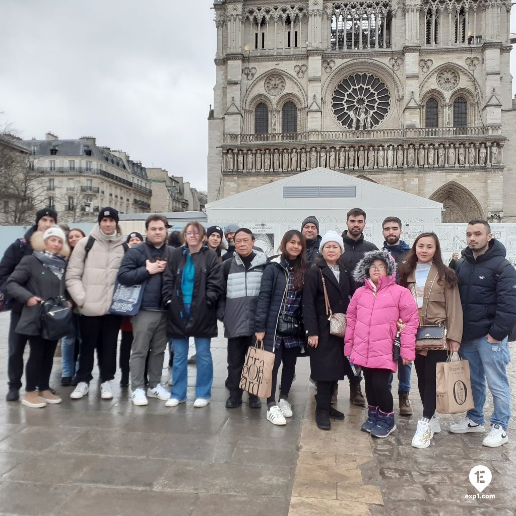 Group photo Notre Dame Outdoor Walking Tour With Crypt on 4 January 2023 with Monika