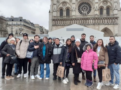 04Jan-Notre-Dame-Outdoor-Walking-Tour-With-Crypt-Monika-Pawelczyk1.jpg