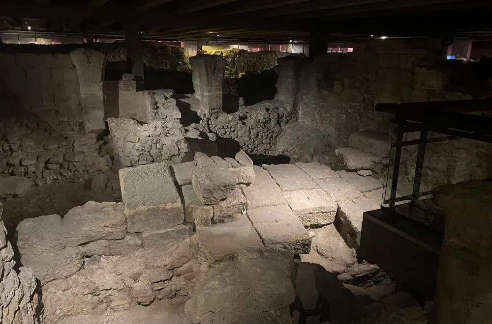 Crypt near Notre Dame (1)