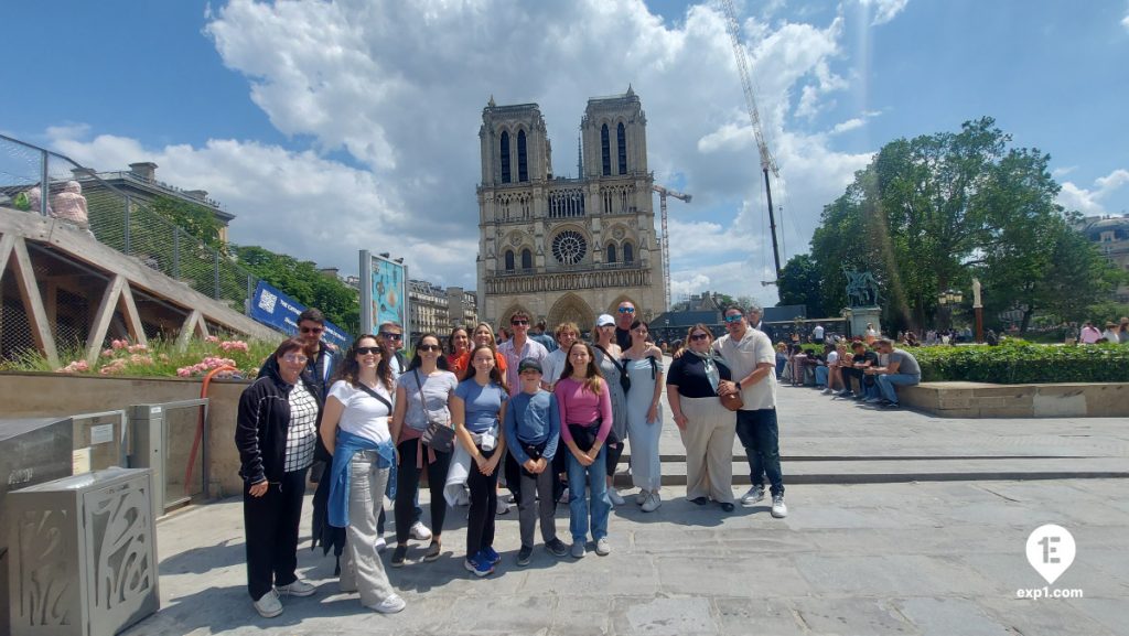 Group photo Notre Dame Outdoor Walking Tour With Crypt on Jun 4, 2024 with Adriana