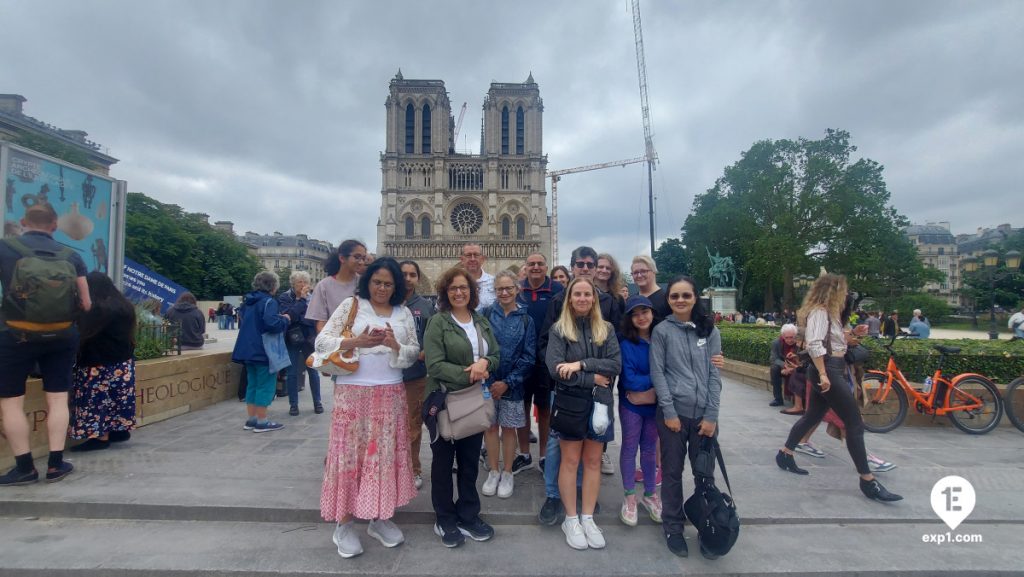 Group photo Notre Dame Outdoor Walking Tour With Crypt on Jun 19, 2024 with Adriana