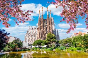 Sagrada-Familia-basilica-in-spring-in-Barcelona-e1709901835324-1000×660-1-300×198