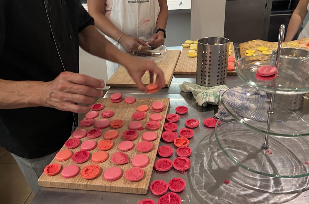 Assembling cooked macarons