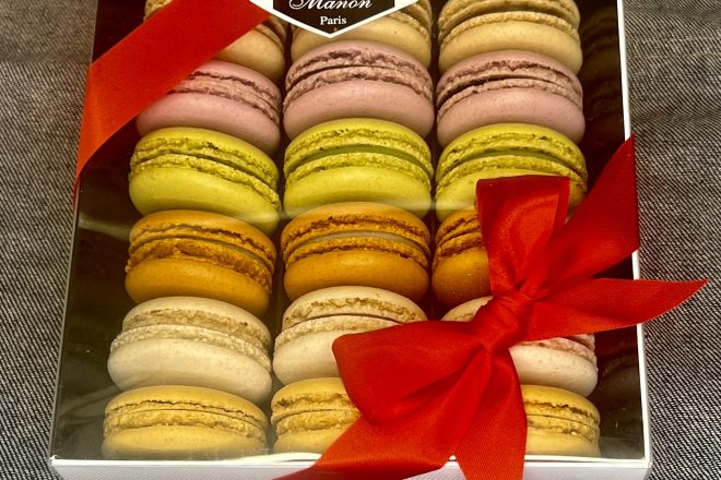 Manon macarons in box